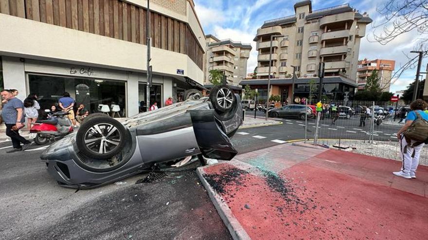 Galería de imágenes del coche volcado en la nueva Avenida de Isidor Macabich de Ibiza