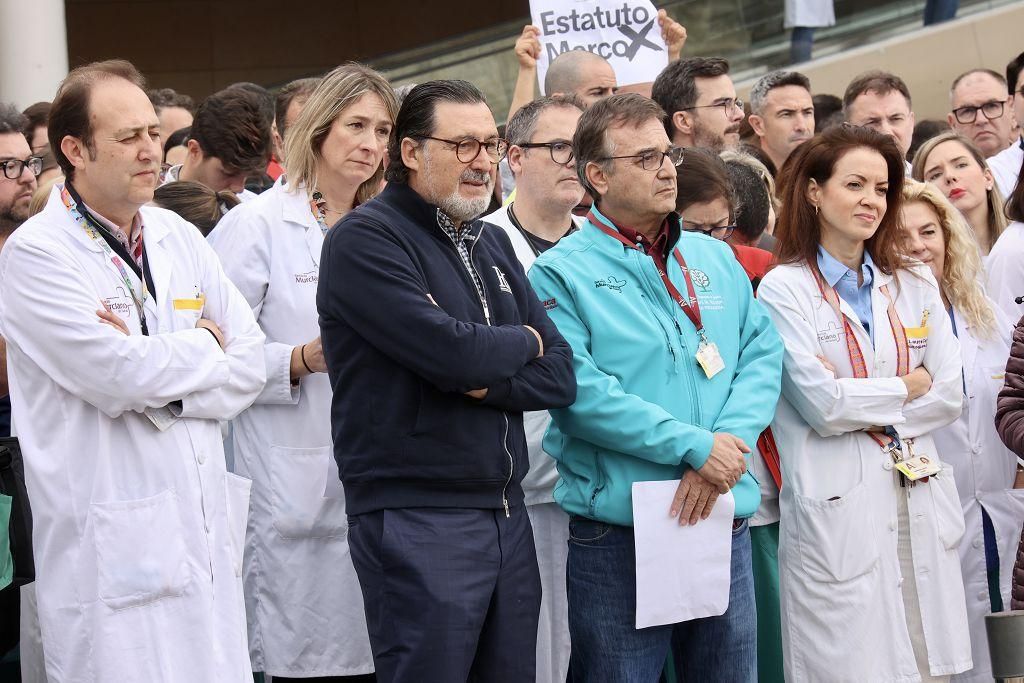 La protesta de los médicos contra el Estatuto Marco de Sanidad a las puertas de la Arrixaca, en imágenes