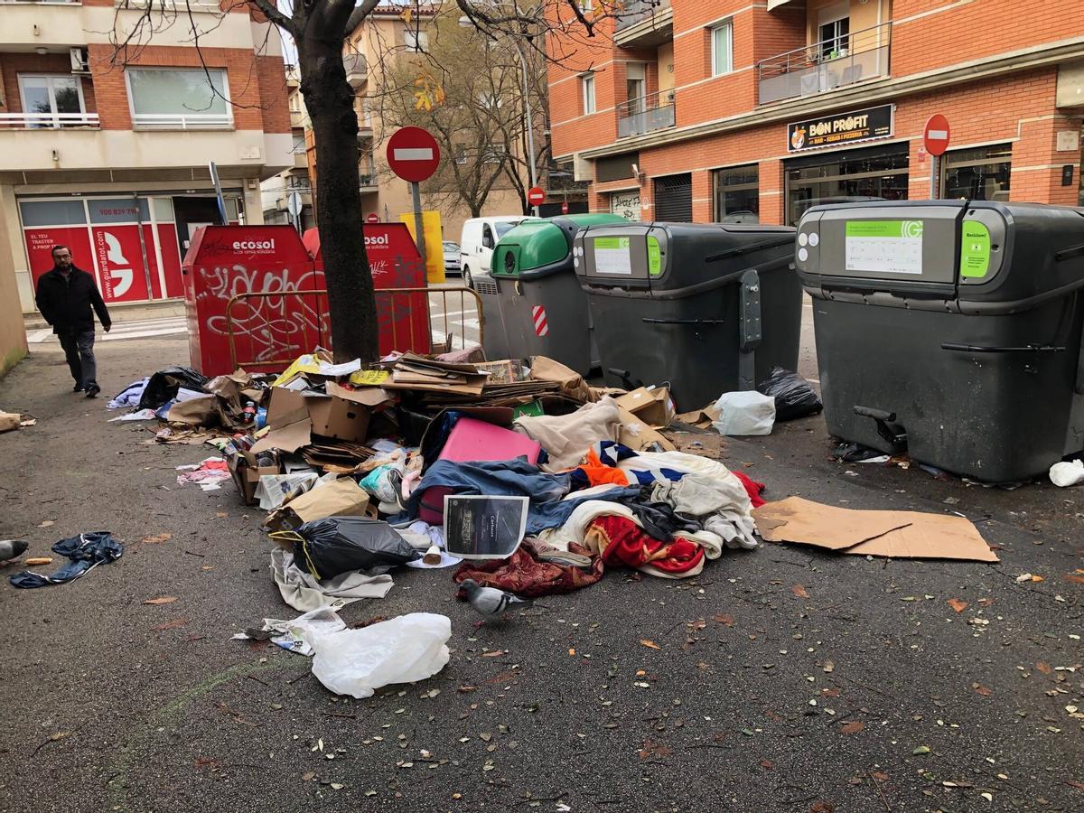 Deixalles fora d'una àrea de contenidors, en una imatge d'arxiu.