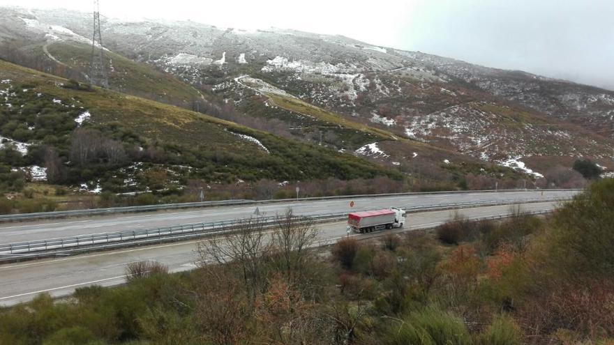 La nieve, escasa, en la zona de La Canda.