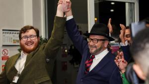 El izquierdista George Galloway (derecha) celebra su victoria en las elecciones en Rochdale, en el Reino Unido