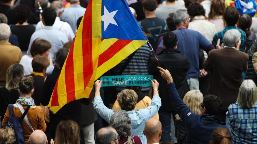 Multitudinaria concentración en la Plaza de Sant Jaume