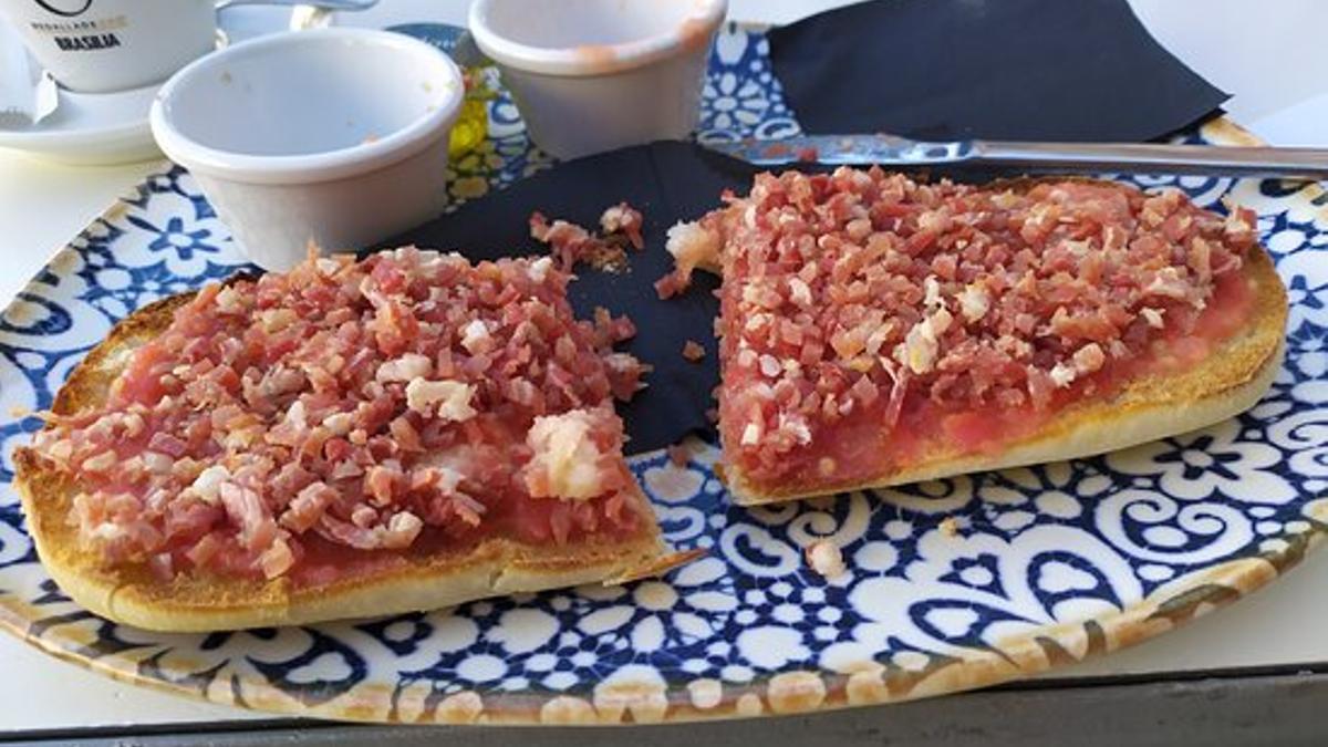 Las tostadas de jamón con "piscos" son todo un clásico de Córdoba.
