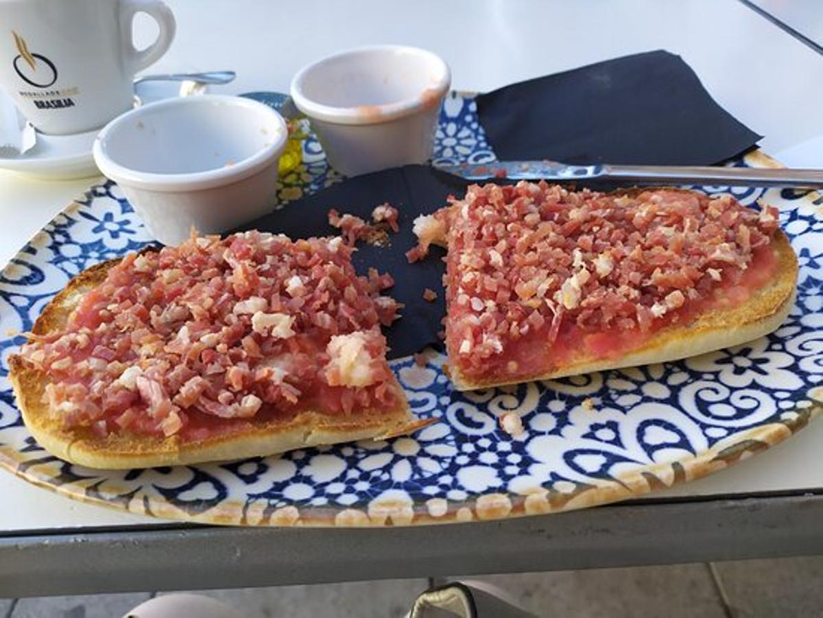 Las tostadas de jamón con "piscos" son todo un clásico de Córdoba.