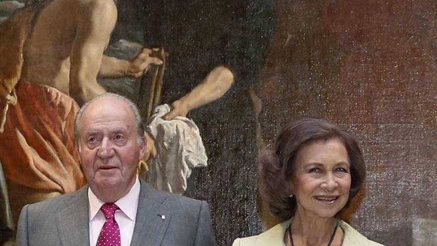 Don Juan Carlos y doña Sofía, ante uno de los cuadros de la muestra.