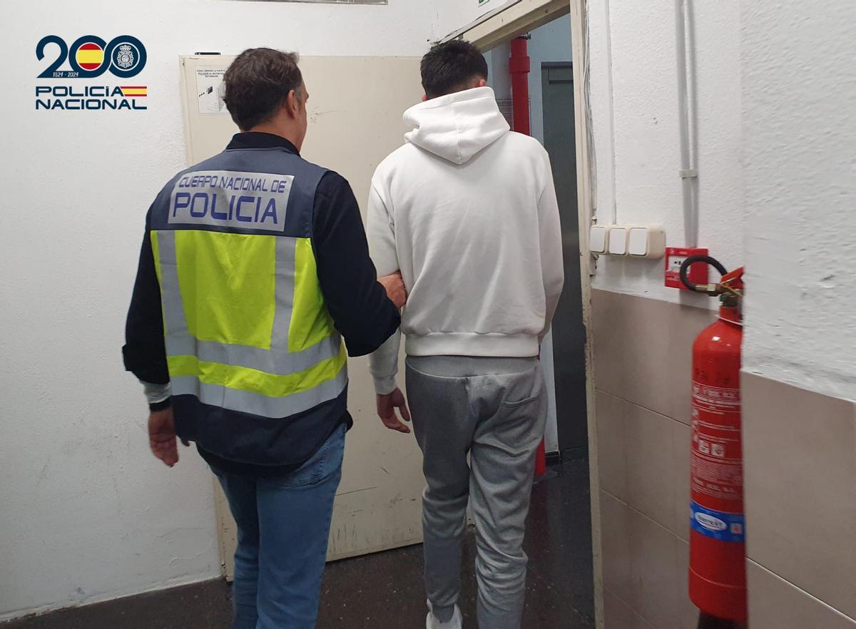 Uno de los sospechosos detenido por la Policía.