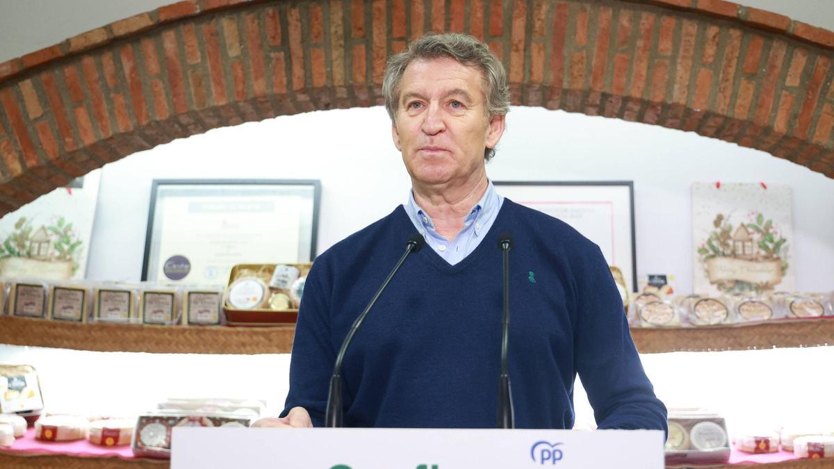 El presidente del PP, Alberto Núñez Feijóo, comparece ante los medios este viernes en Casar de Cáceres.