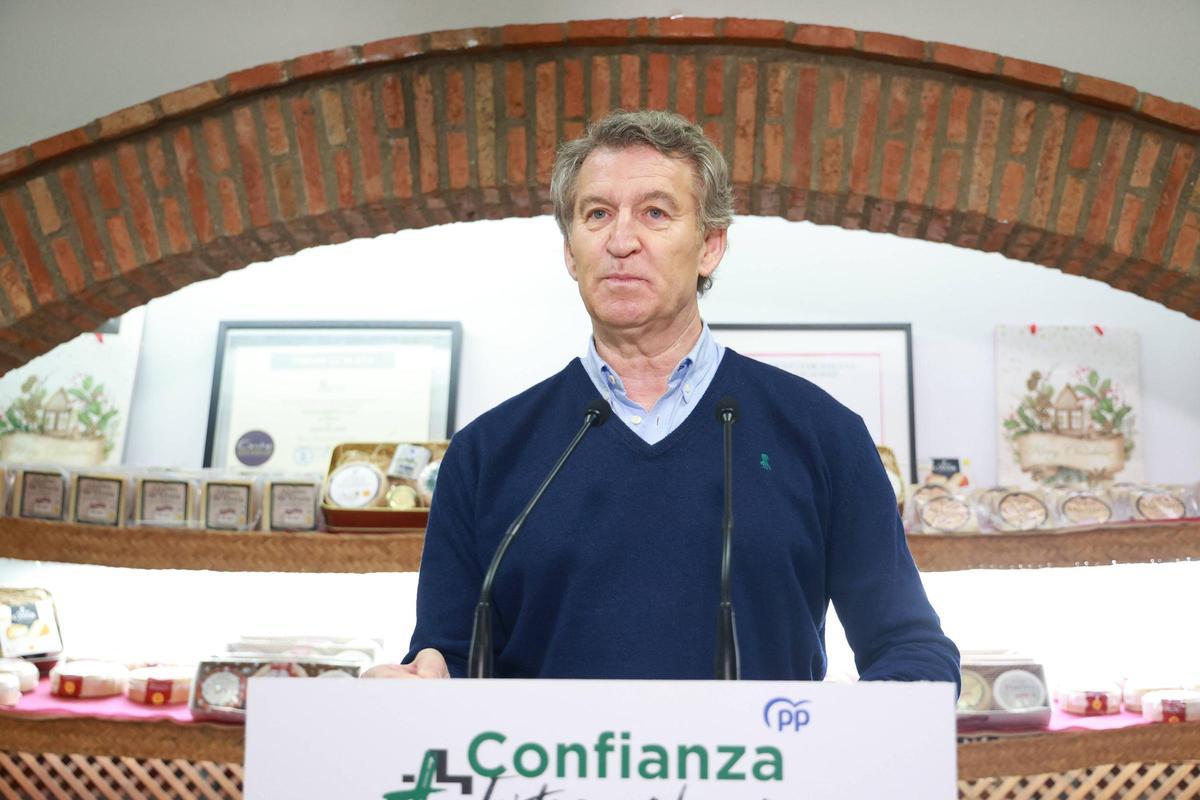 El presidente del PP, Alberto Núñez Feijóo, comparece ante los medios este viernes en Casar de Cáceres.