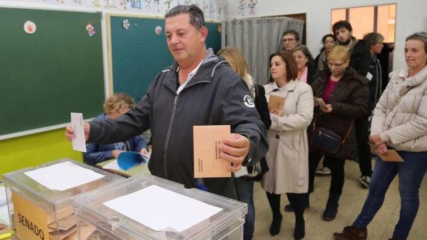 Un hombre vota en un colegio electoral de O Grove. // Muñiz