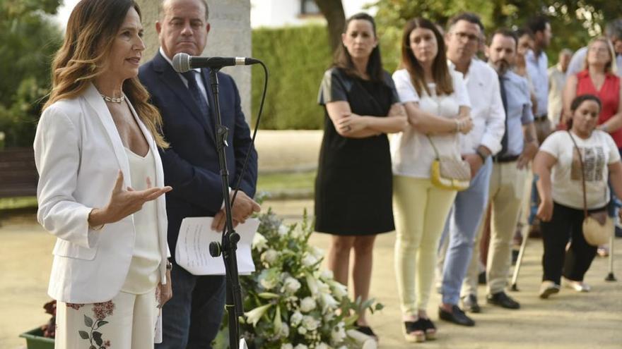 Teresa Jiménez Becerril se dirige a los asistentes al acto en memoria de Miguel Ángel Blanco y todas las víctimas del terrorismo.