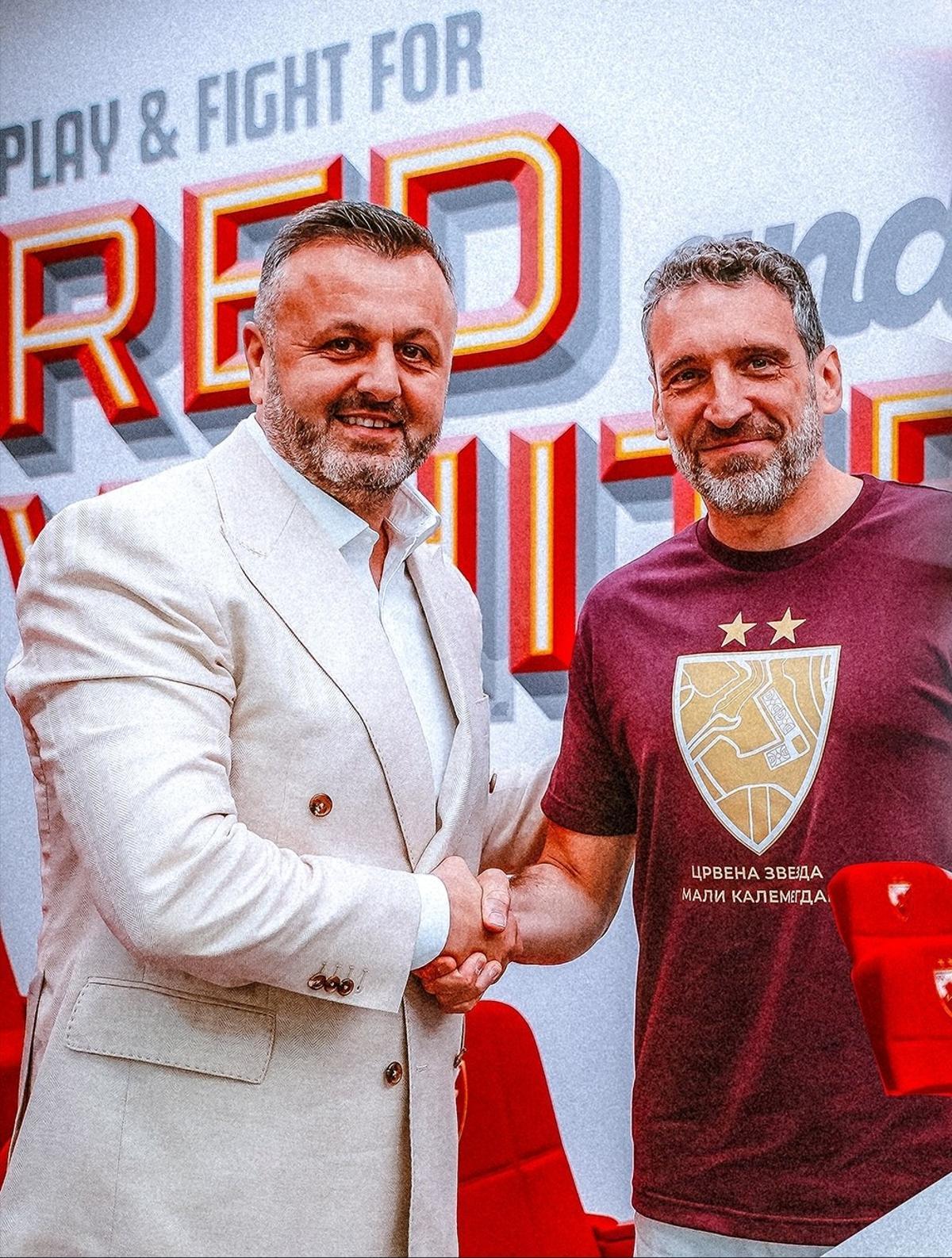 Ibon Navarro, junto al presidente del Estrella Roja.