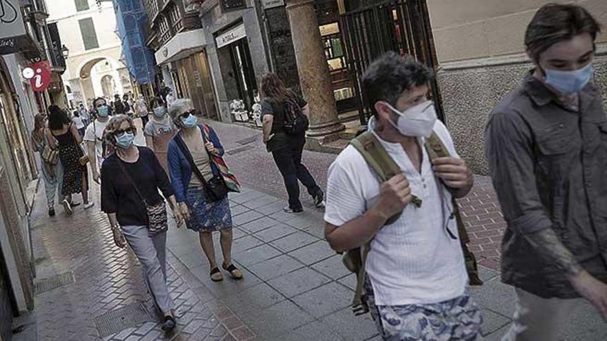 Residentes pasean tranquilamente por una peatonal Sant Miquel sin turistas.