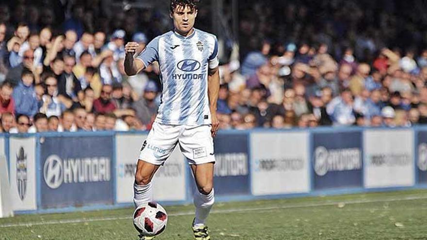 Francesc Fullana conduce el balón durante un partido en Son Malferit.