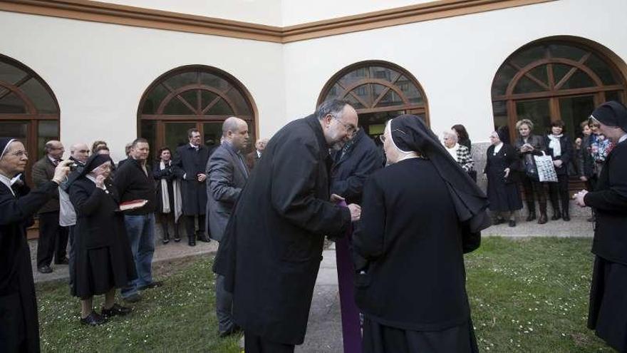 El arzobispo de Oviedo, Jesús Sanz, en la inauguración del comedor de las Siervas de Jesús, en 2014.