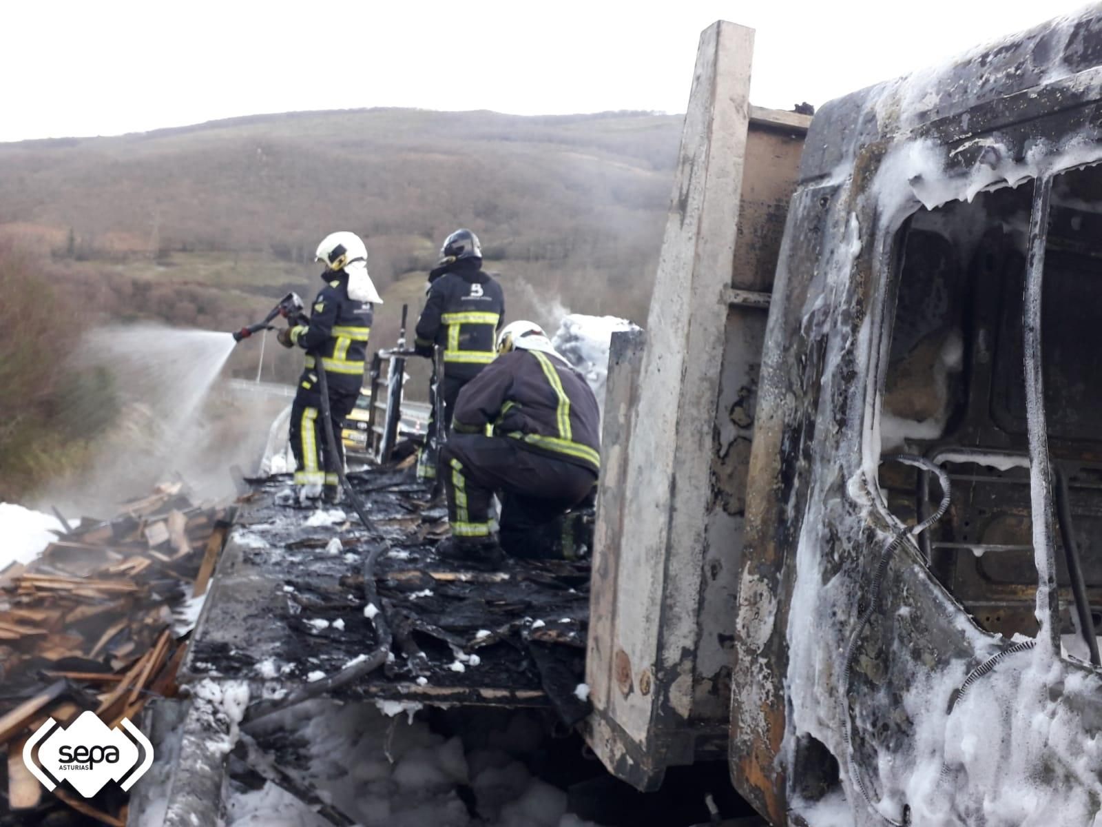 EN IMÁGENES: Así quedó el camión de madera incendiado en la  autopista del Huerna