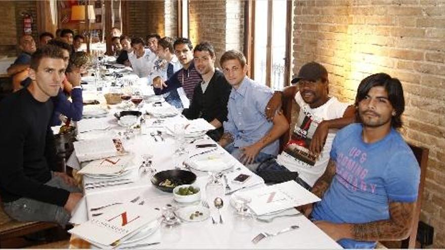 Jugadores y cuerpo técnico se reunieron ayer al mediodía en un restaurante del centro de Valencia.
