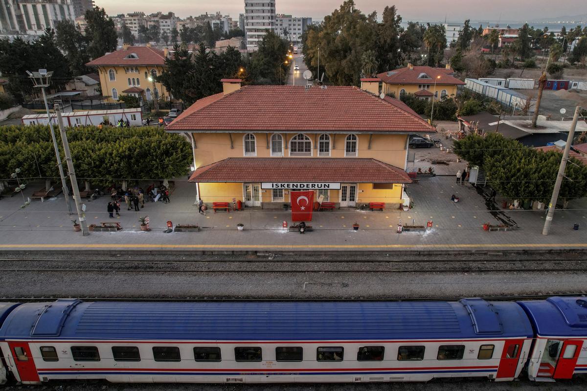 Vivir en un tren: la única salida de muchas familias tras el terremoto en Turquía