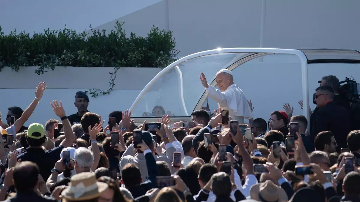 Una madre corre tras su bebé para grabar cómo lo bendice el papa León XIV