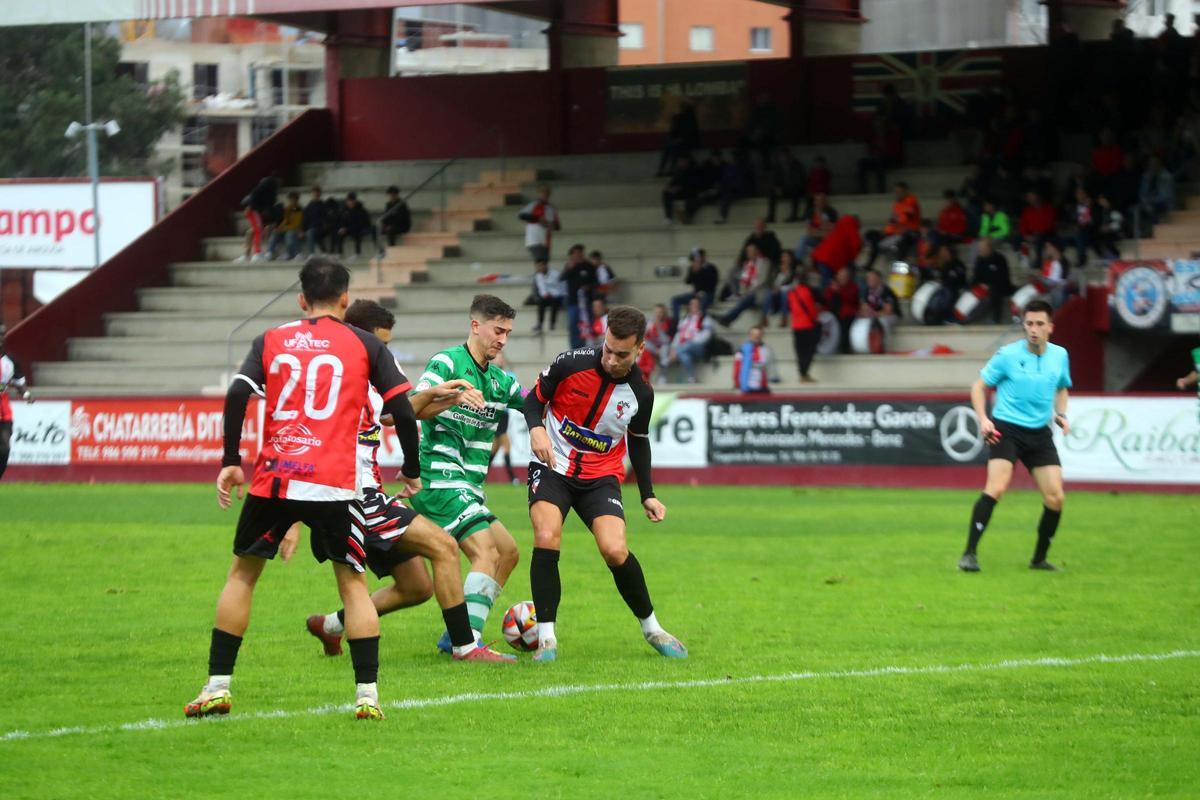 Antón Concheiro corta el avance de un jugador del Paiosaco en el partido de ayer.