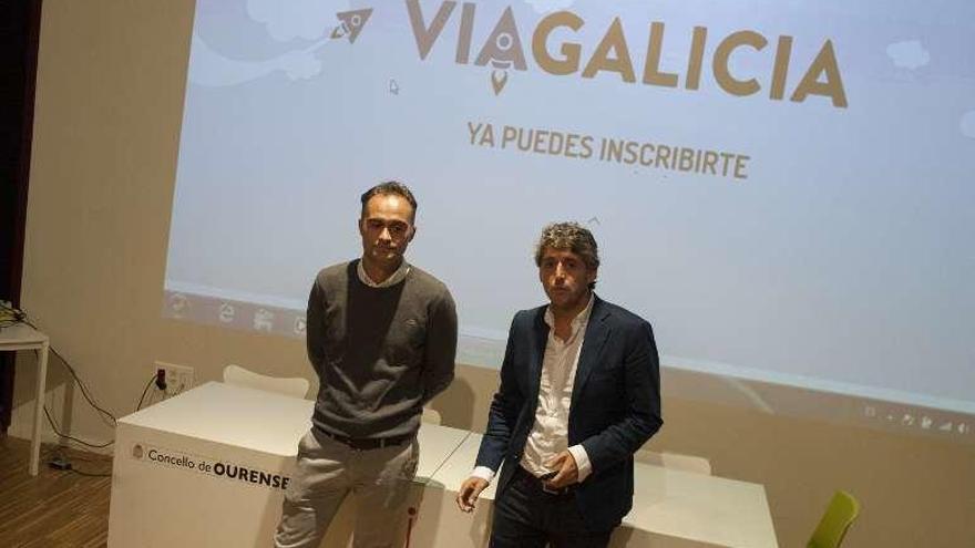 Dos de los miembros de ViaGalicia encargados de explicar el proyecto. // B. L.
