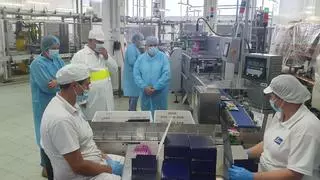 El Cabildo muestra su apoyo a la industria local con una visita a la fábrica de chocolates Tirma