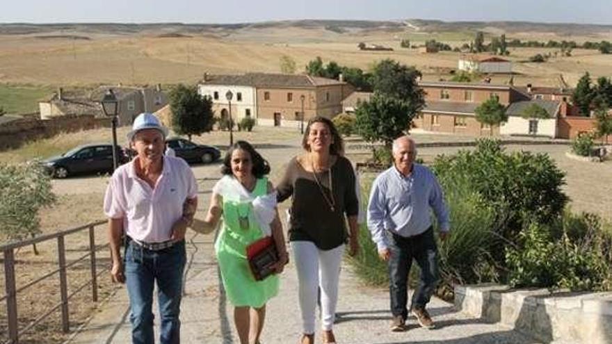 La consejera de Agricultura en su visita a un pueblo de Palencia.