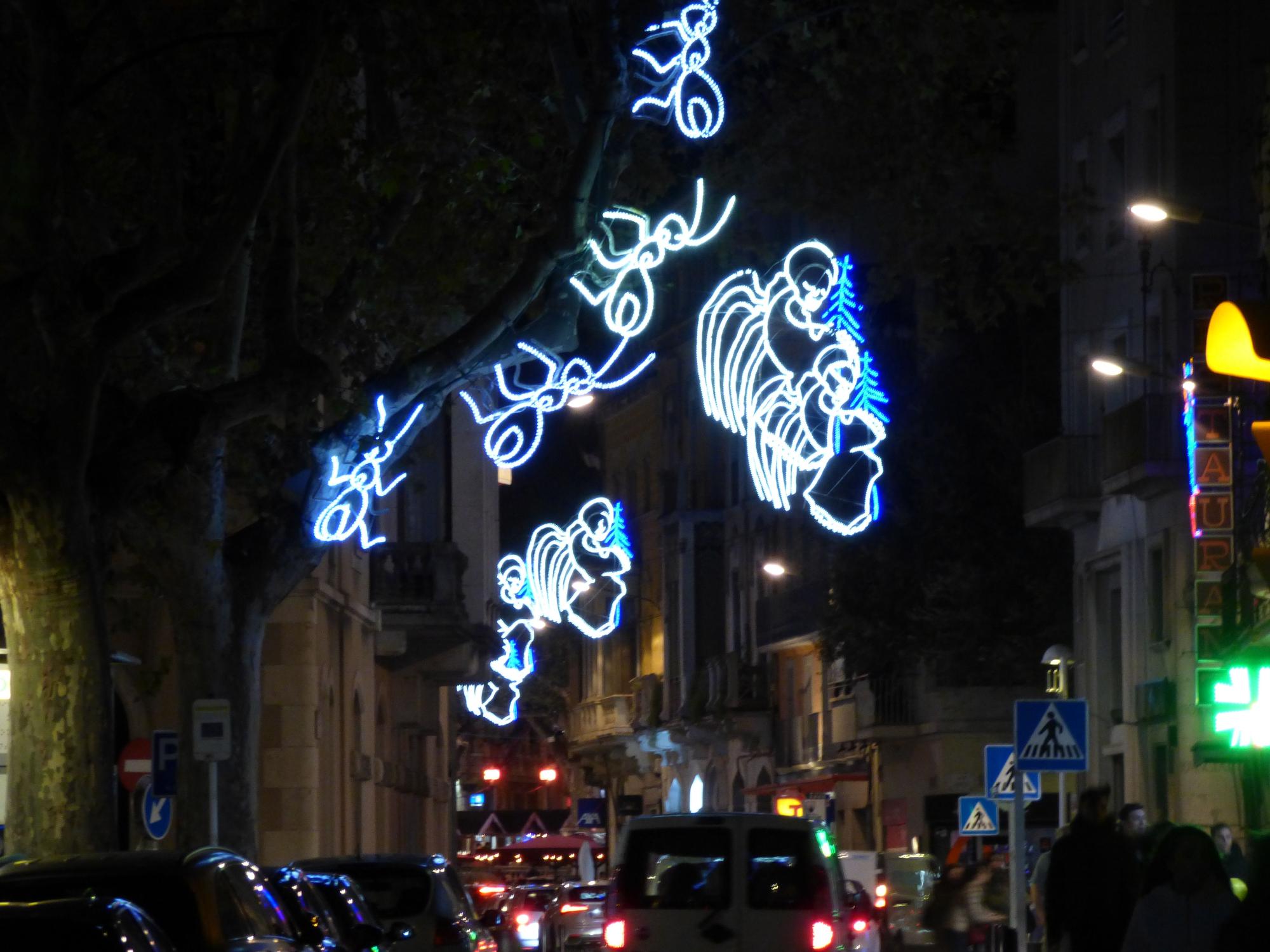 La màgia de Nadal s'encén a Figueres amb les llums dalinianes