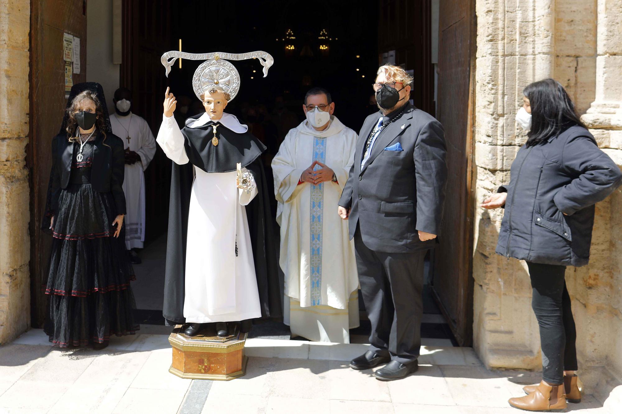 San Vicente Ferrer del Altar del Pilar sale a la puerta de la iglesia.