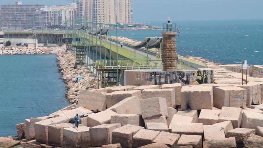 Torrevieja sustituirá parte del pavimento de madera del paseo del Dique de Levante