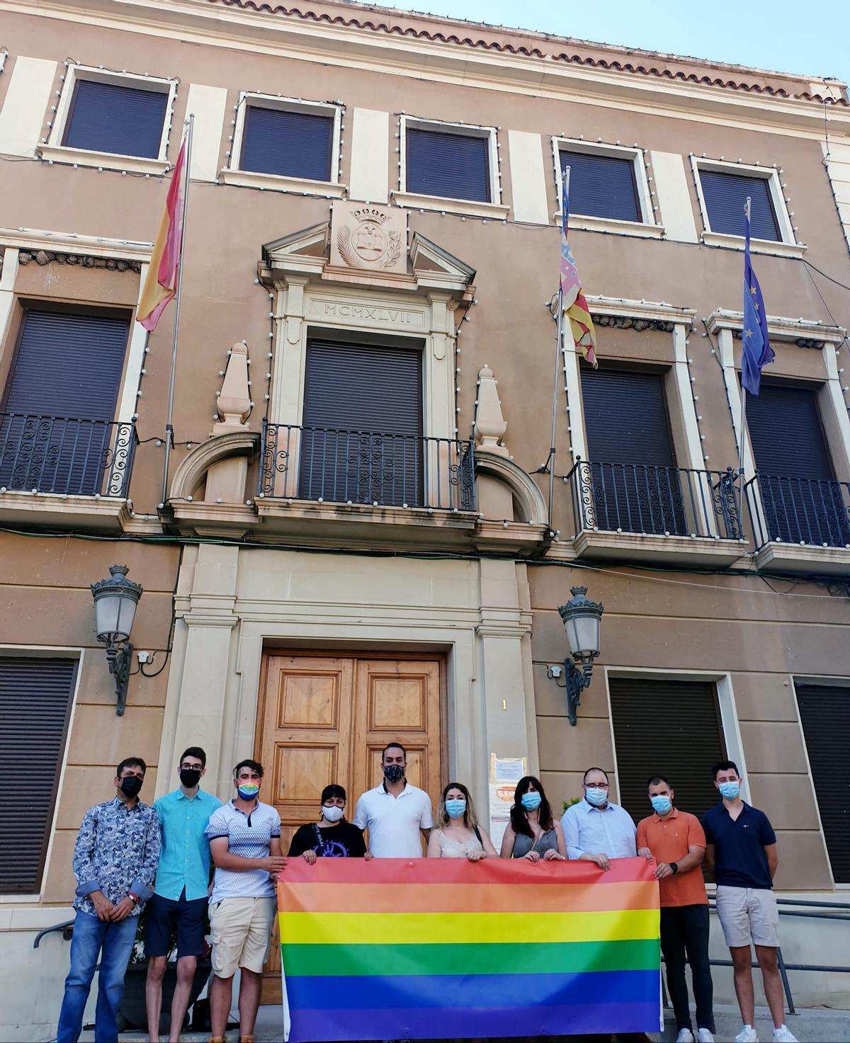 La bandera de la libertad sexual en la fachada del Ayuntamiento de Elda.