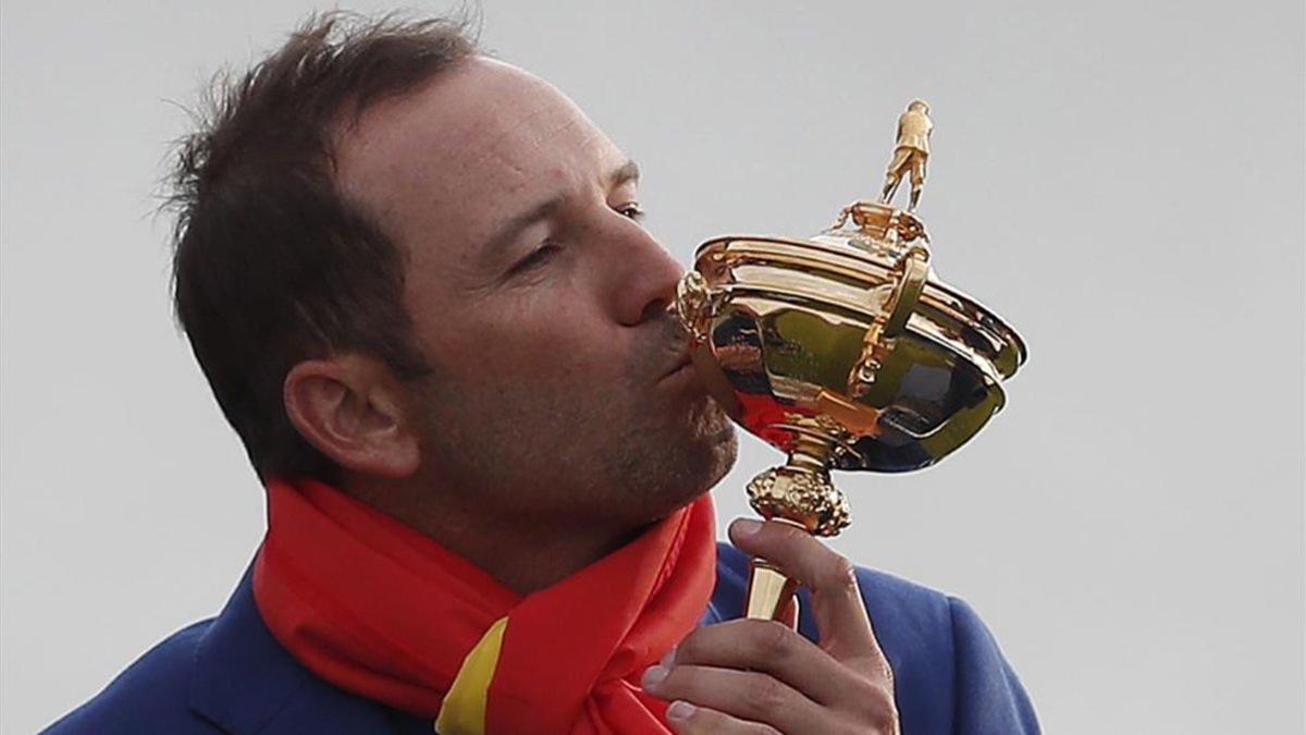 Sergio García besa la Ryder en la celebración de la victoria