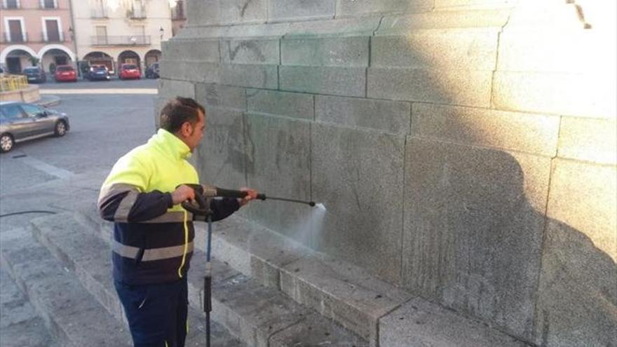 Limpian la pintada realizada en el pedestal de la estatua de Pizarro