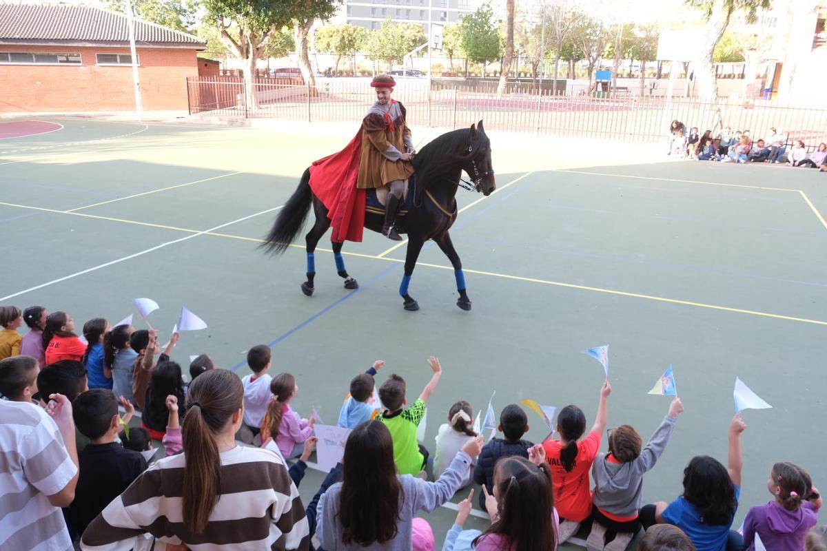 Francesc Cantó comienza su calendario de visitas a los centros escolares y de mayores de Elche que se prolongará todo noviembre
