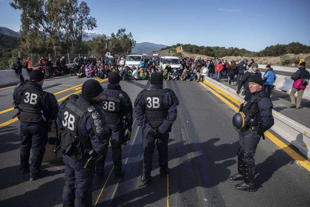 Una acció del Tsunami Democràtic talla l'AP-7 a la Jonquera