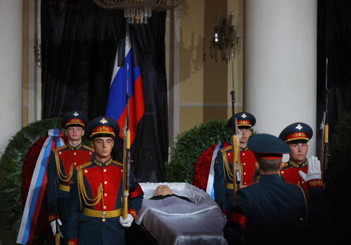 Los guardias de honor se paran junto al ataúd de Mikhail Gorbachev, el último líder de la Unión Soviética, durante un servicio conmemorativo en el Salón de Columnas de la Casa de los Sindicatos en Moscú.