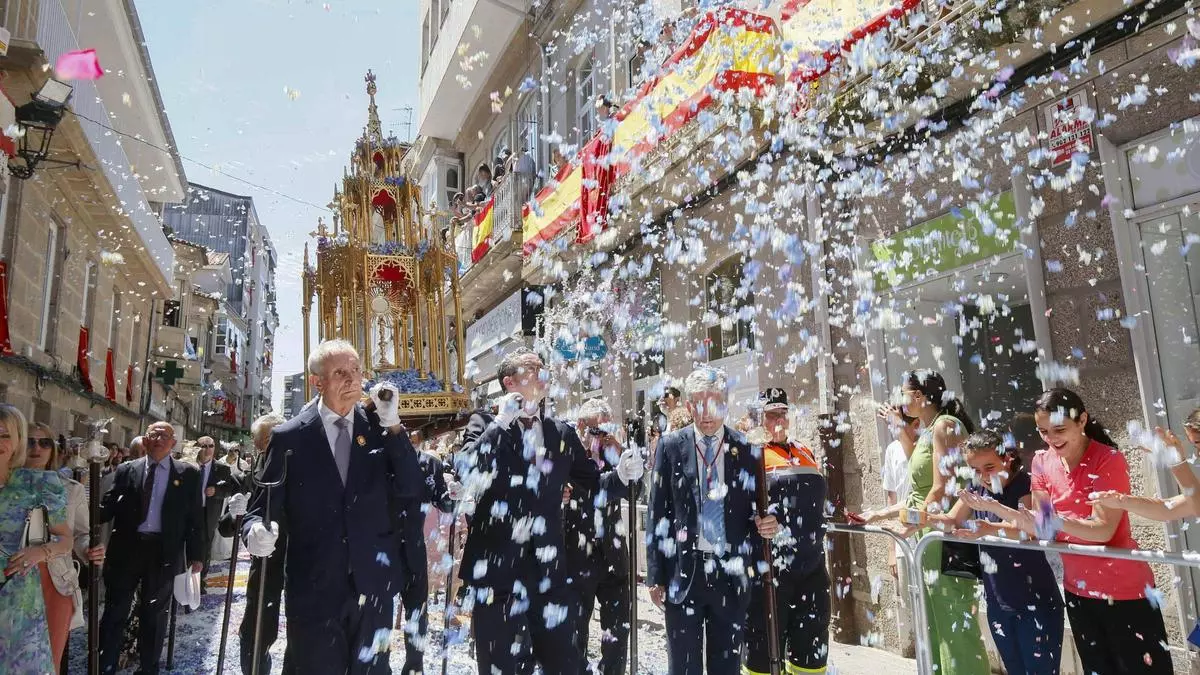 Ponteareas colorea sus calles con alfombras florales en un Corpus de récord