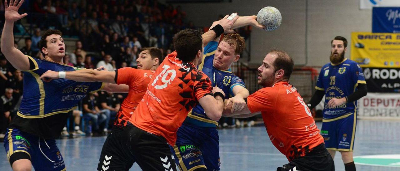 Rajmond Toth en el partido entre el Frigoríficos y el Torrelavega. |  // GONZALO NÚÑEZ