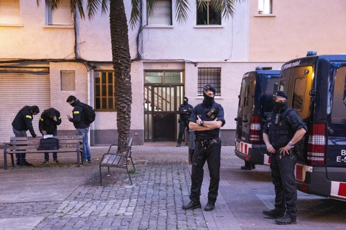 Cinc ferits, un d’ells greu, en una baralla a cops d’espasa en ple carrer a Badalona