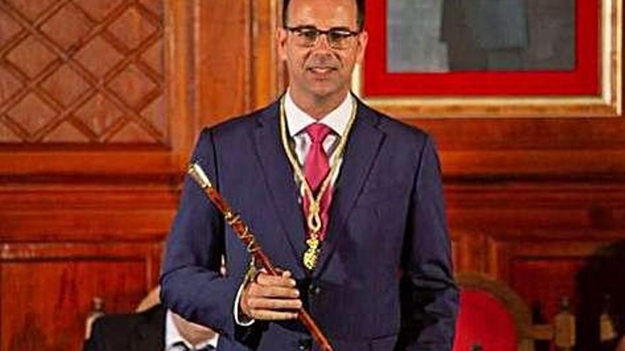 Adasat Reyes, alcalde de San Sebastián de La Gomera, ayer, tras recoger el bastón de mando.