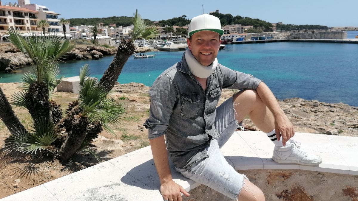 Schlagersänger Alex Engel mit Halskrause an der Meerespromenade von Cala Ratjada auf Mallorca