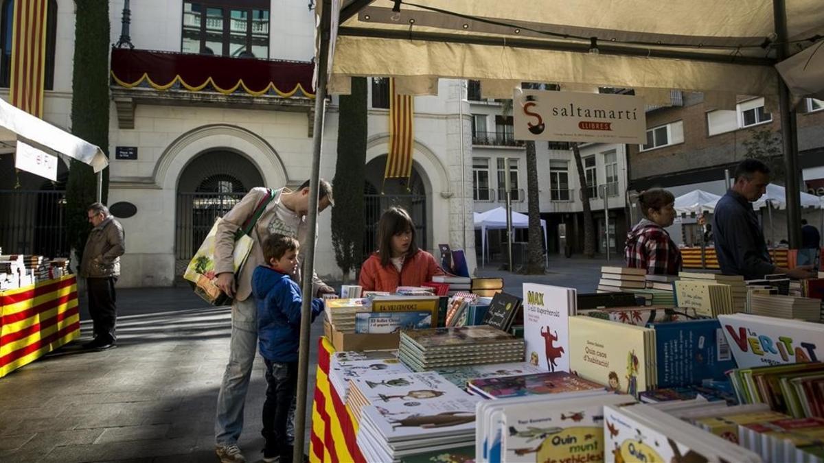 Los puestos de Sant Jordi, instalados ya el sábado en la plaza de la Vila de Badalona.