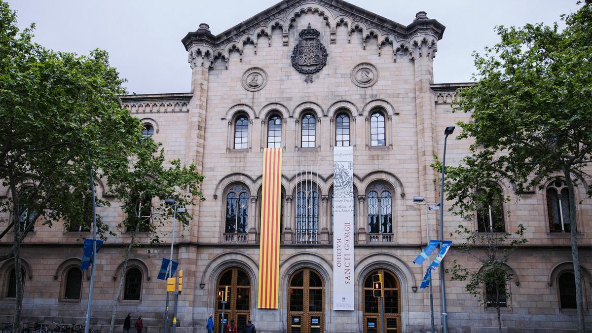 La façana principal de l&#039;edifici històric de la Universitat de Barcelona