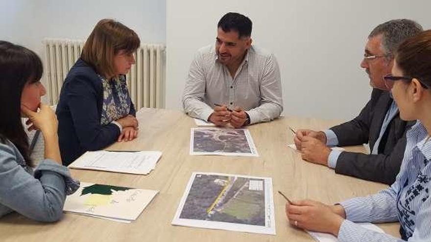 La alcaldesa (2ªi.), el diputado (centro) y técnicos, en la reunión. // D. P.