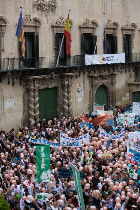 Manifestación en contra de los recortes de aulas en la enseñanza concertada