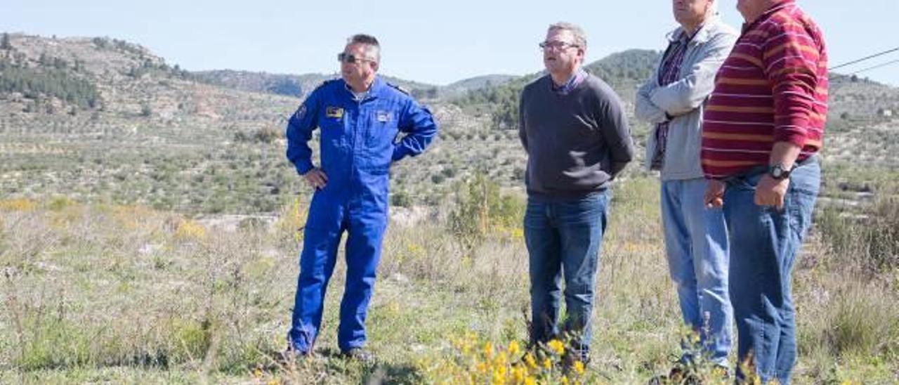 El diputado provincial de Emergencias visitando uno de los terrenos.