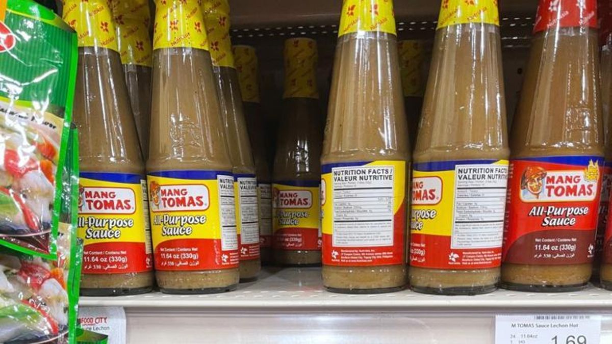 Estantes de supermercado de la salsa Mang Tomas.