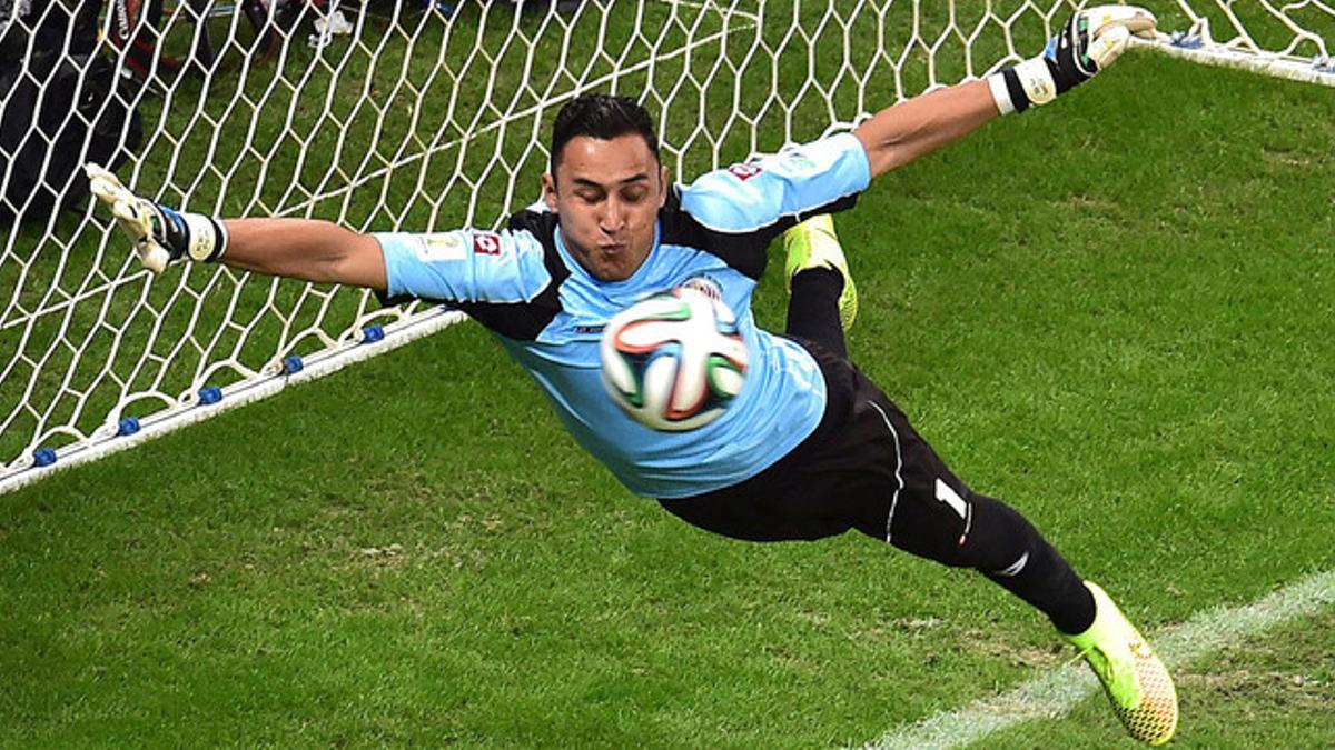 Keylor Navas realiza una parada en un partido del Mundial de Brasil