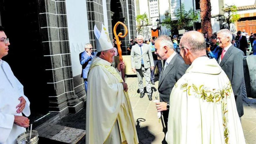 El patrono de la Virgen del Pino, Agustín Manrique de Lara, apoyando los movimientos del trono. | | JUAN CASTRO