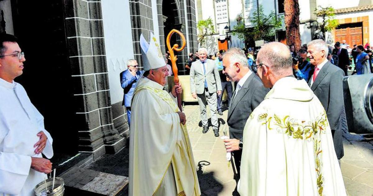 El patrono de la Virgen del Pino, Agustín Manrique de Lara, apoyando los movimientos del trono. | | JUAN CASTRO