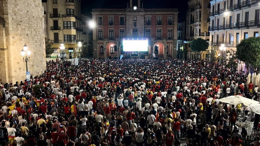 ¡¡Campeones del Mundo!! El árbitro pita final y la Plaza Mayor de Zamora enloquece